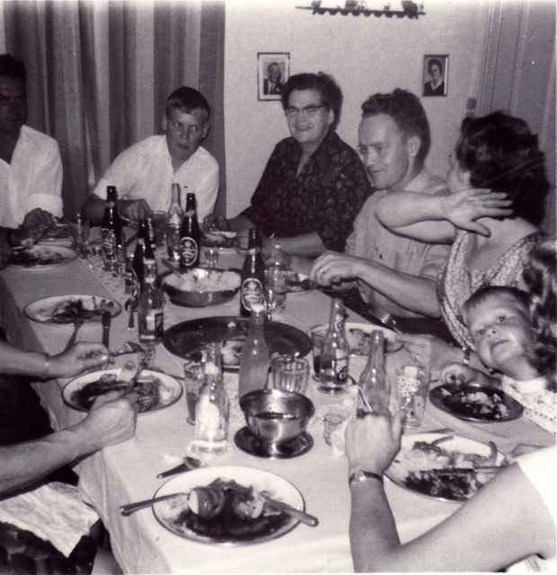 Tante Emerence had er geen probleem mee om op een feestje haar argumenten te onderstrepen met een goei saflet.